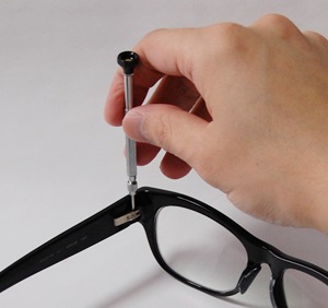 ゆるいメガネのネジを直す簡単な方法はこれ