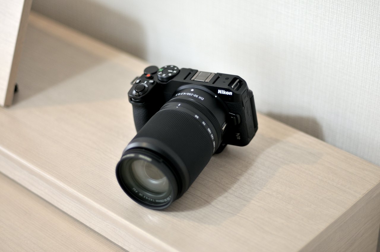 Z30にNIKKOR Z DX 50-250mm f/4.5-6.3付けた状態